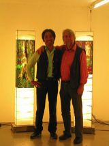 Trung Thanh Troung und ich in der Galerie Kunsthalle St. Moritz. Ich bin sichtlich erleichtert, dass alle Lichtsäulen ihren Bestimmungsort heil erreicht haben.